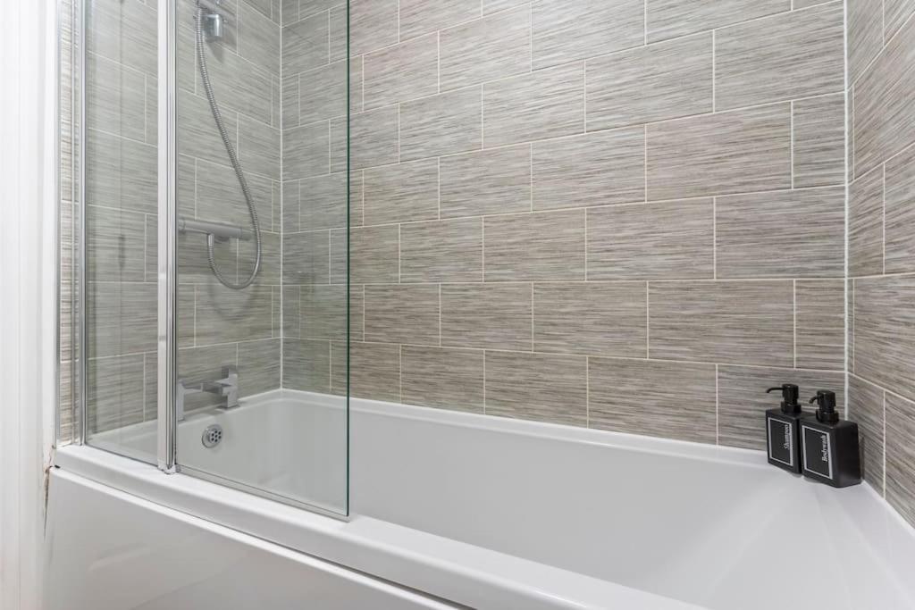 Luxury Centre 5 Bed House With Free Parking * Birmingham